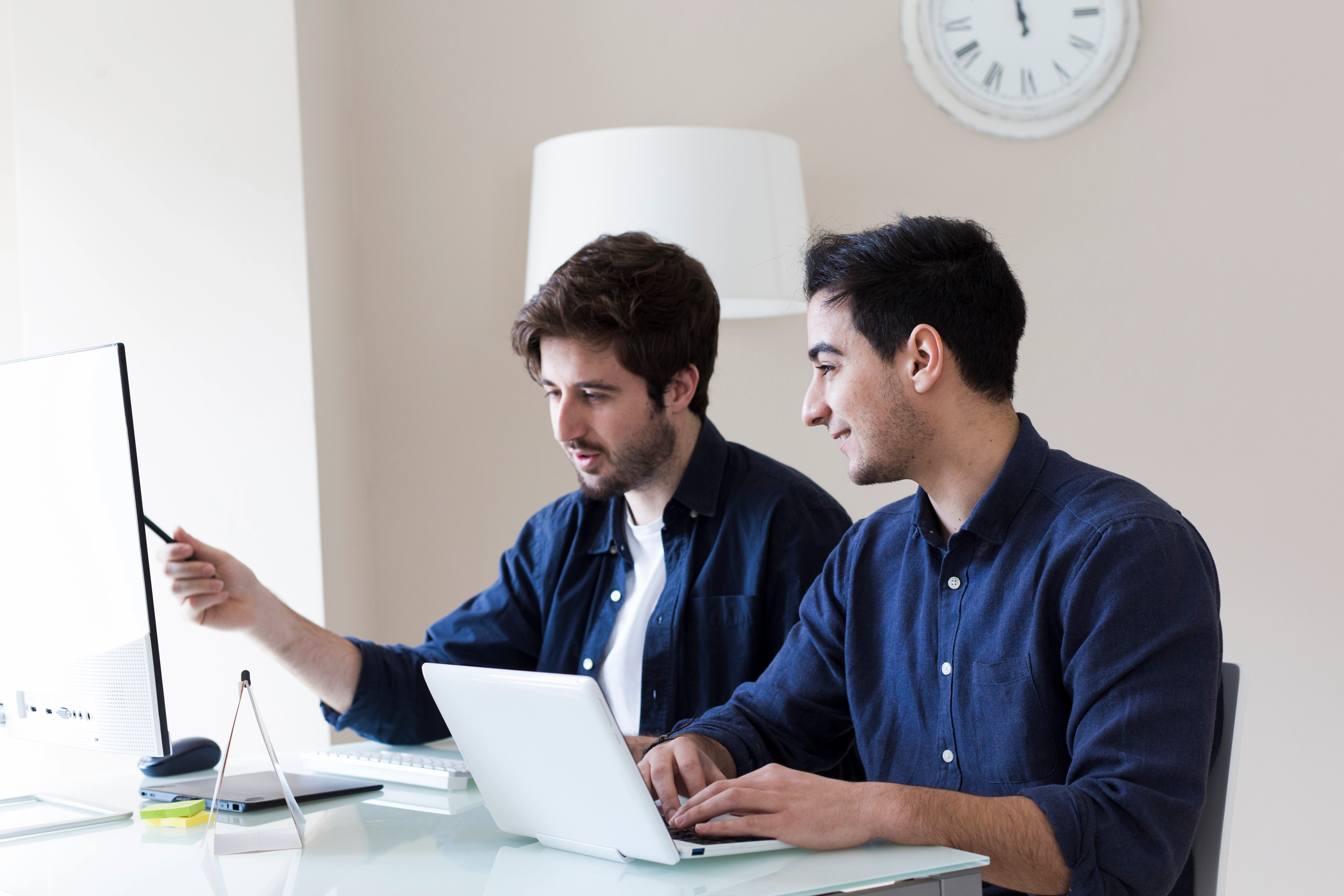iHoster certified technical support engineers collaborating to help hosting clients